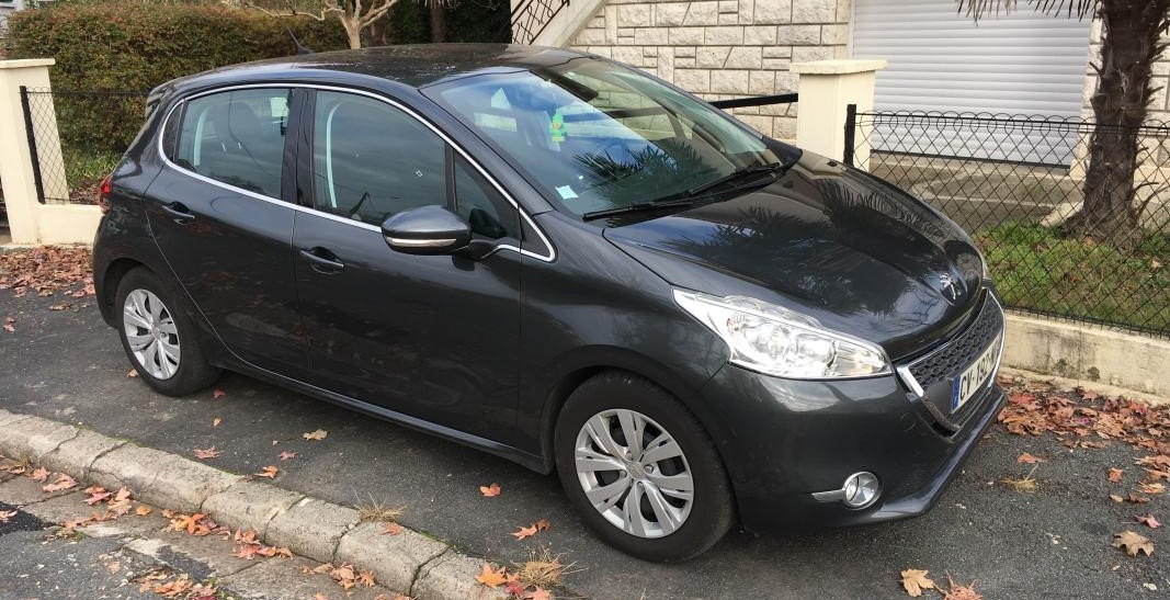 Peugeot 208 1.6 e-hdi 92 cv 50 000 DH