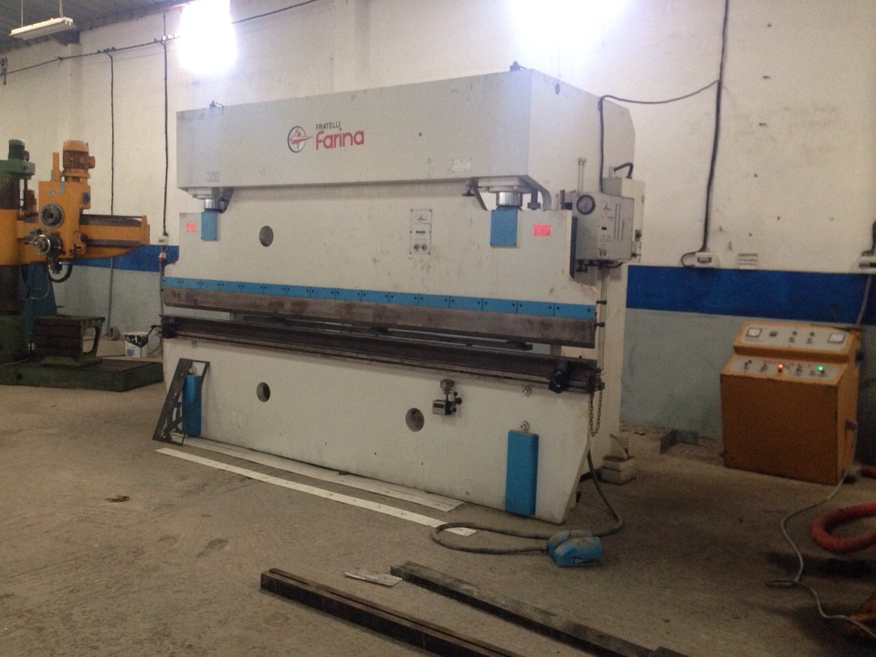 Presse plieuse 4 X 200 T.