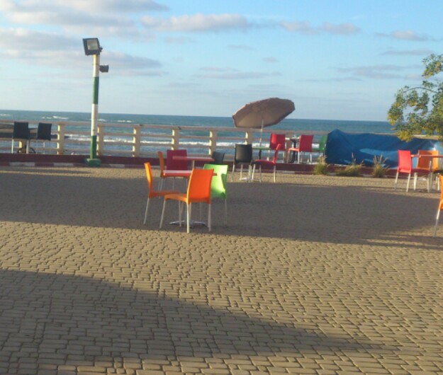 Je vends les tables avec les chaises