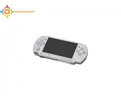 psp slim +chargeur original+carte mémoir