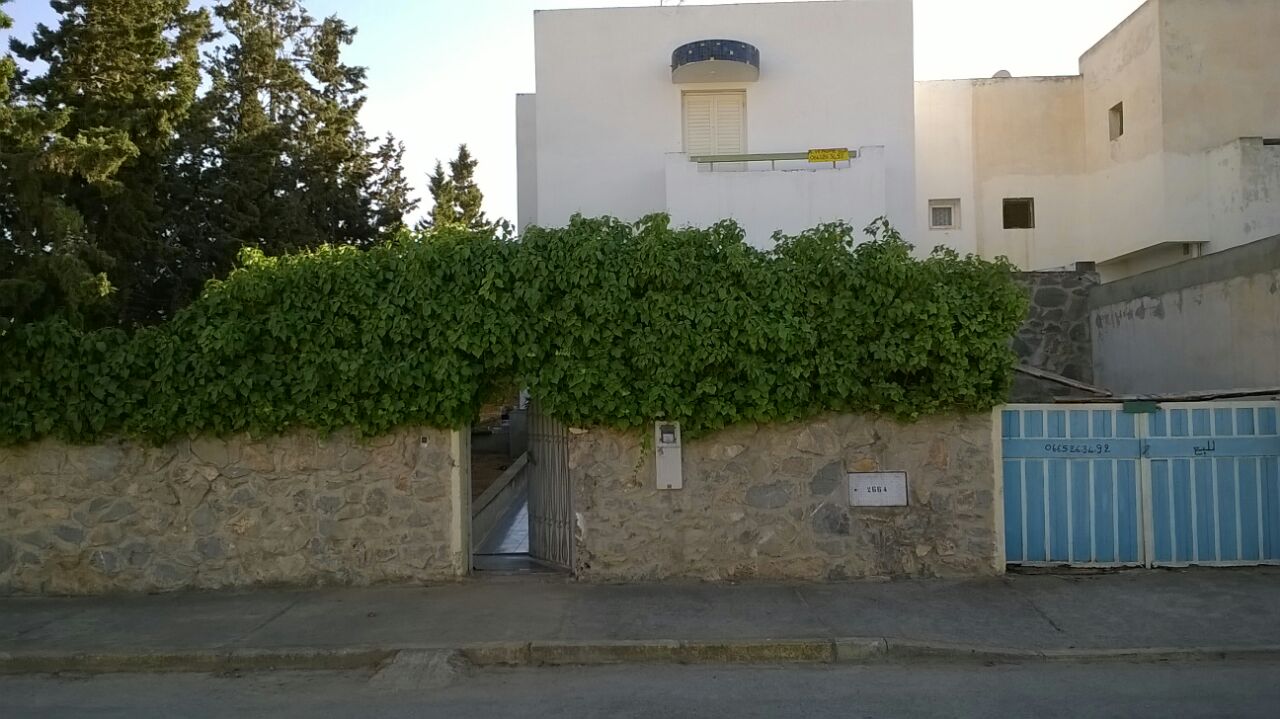 Villa = 340 m².  Rez chaussée+ 1e Etage