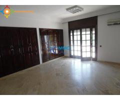 Belle villa de 2000m² en location à Souissi-Rabat