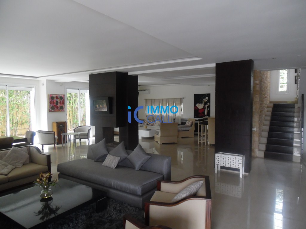 Villa moderne meublèe de 580m² en location à Souissi