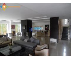 Villa moderne meublèe de 580m² en location à Souissi