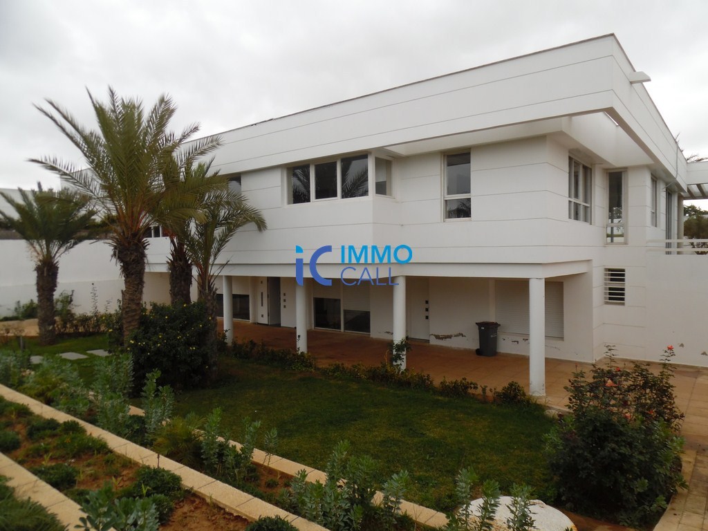 Villa plein pied de 2000m² en location à Souissi