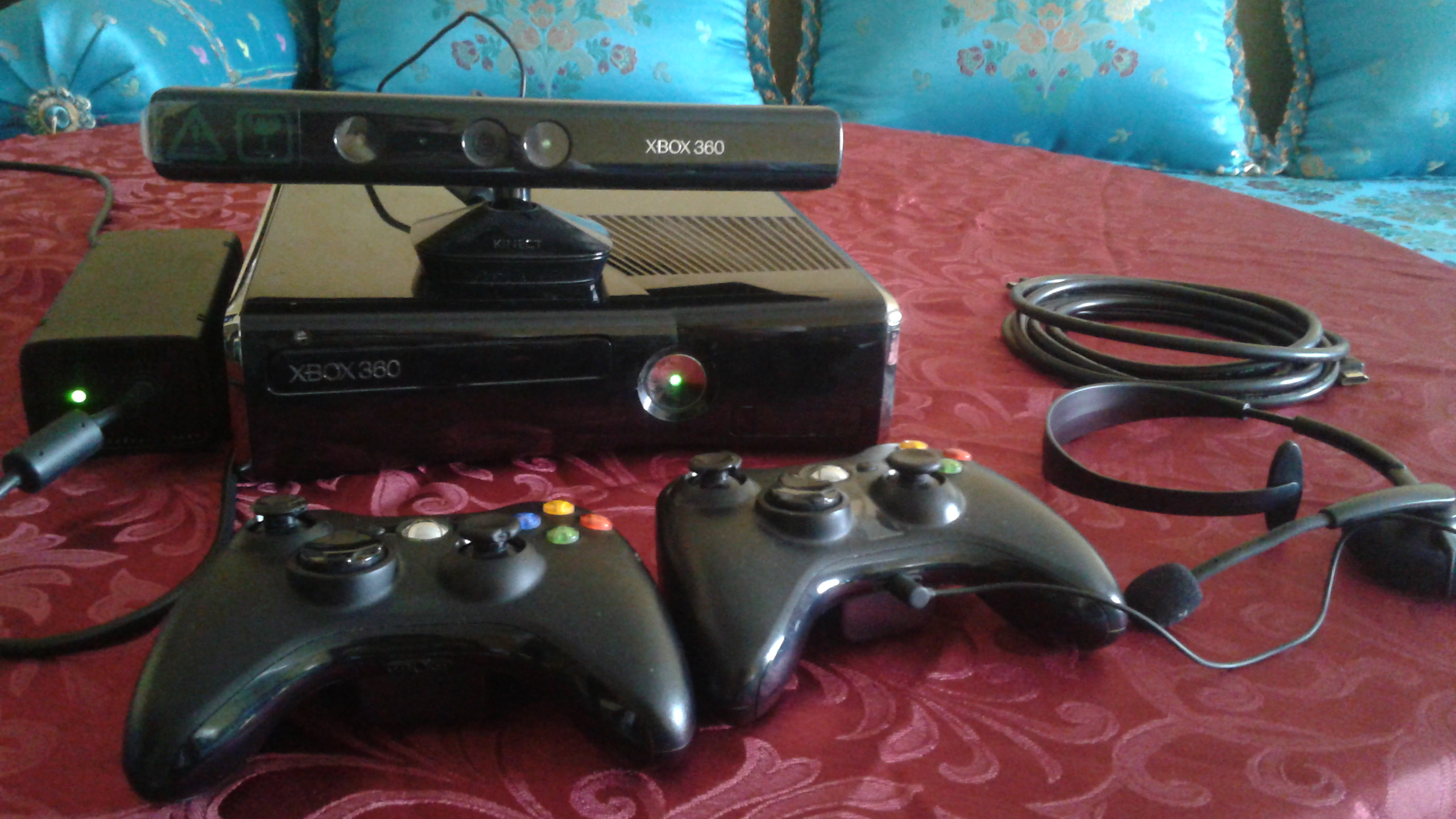 xbox 360 slim with kineckt 250GB speciale édition