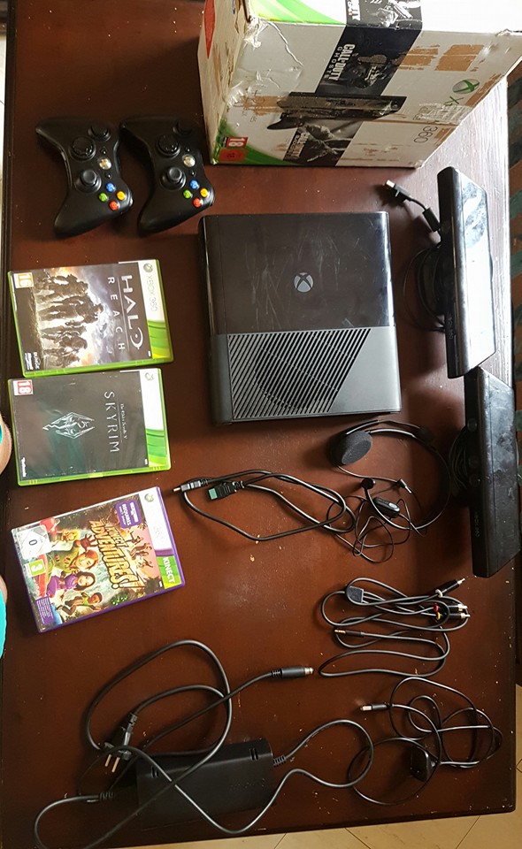 Je mets en vente une xbox 360 avec bcp accesoires et jeux