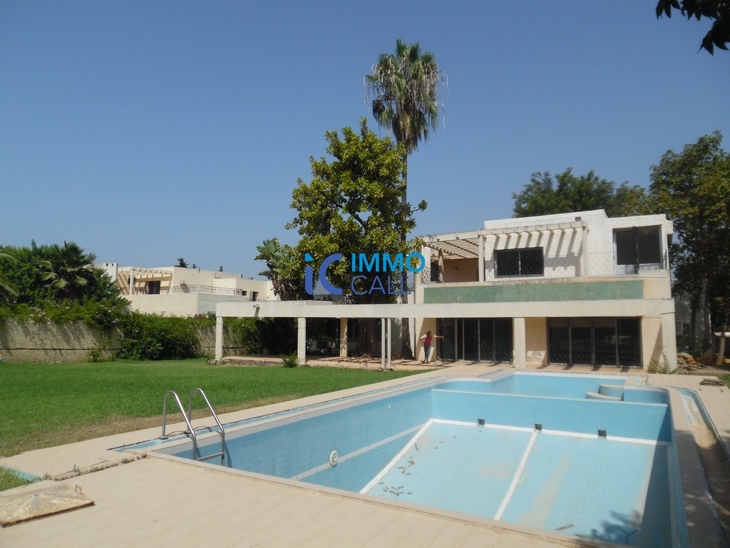 Magnifique villa de 2000 m² en location à Souissi