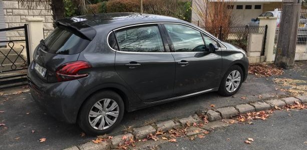 PEUGEOT 208