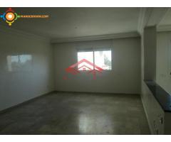 Bel Appartement vide de 100 m² à Hay Riad