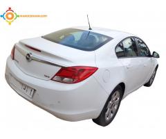 Voiture OPEL INSIGNIA diesel, modelé 2010 couleur BLANCHE