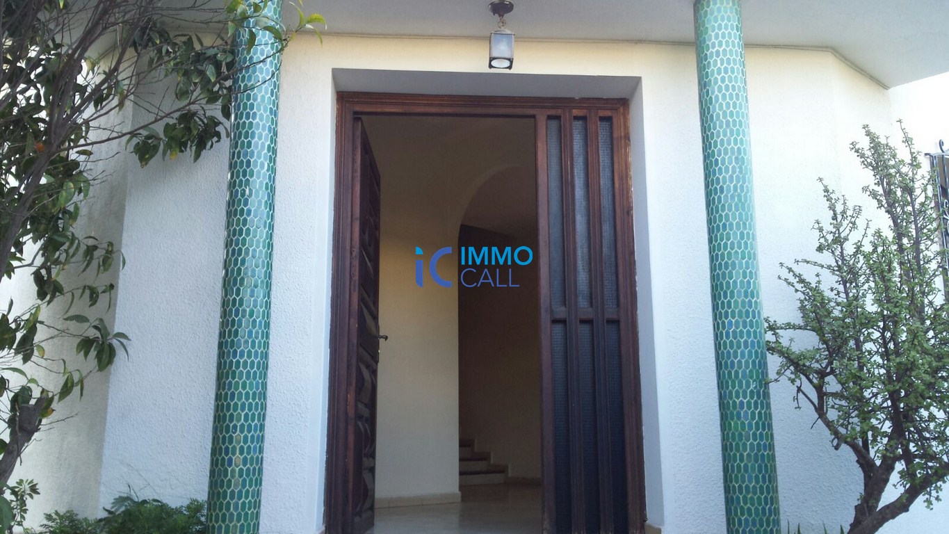 Villa de 400 m² en location à Hay Riad