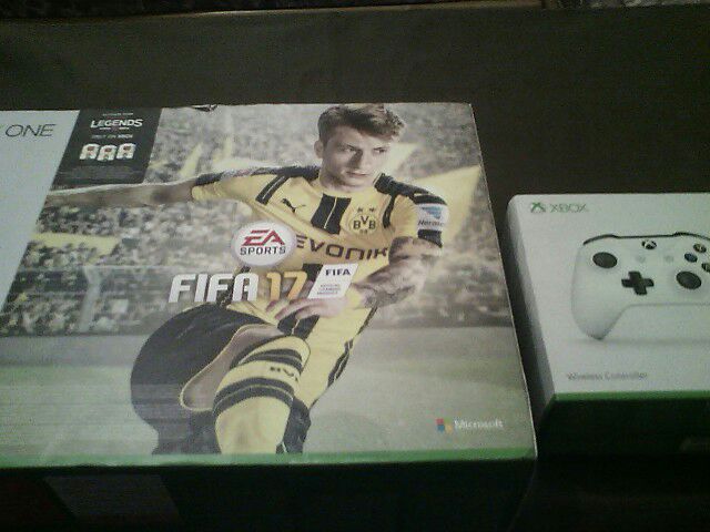 Pack xbox one s 500 Go FIFA 17 2manette